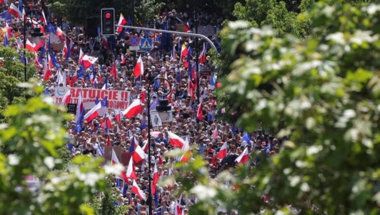 Rreth 500 mijë persona protestë kundër qeverisë në Poloni, thirrje për zgjedhje të lira