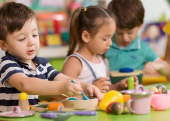 Fëmijët shqiptarë të lindur jashtë, sa 56% e lindjeve brenda vendit