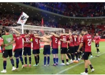 Festë e çmendur, ja si lojtarët e Kombëtares festuan me tifozët (VIDEO)