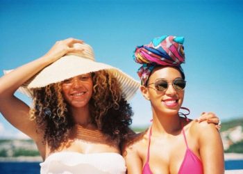 Njihuni me disa modele për flokë perfekt në plazh