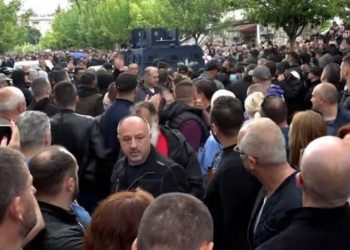 Situatë e qetë në Zveçan, hiqet edhe një pjesë e telave me gjemba