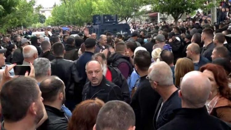 Situatë e qetë në Zveçan, hiqet edhe një pjesë e telave me gjemba