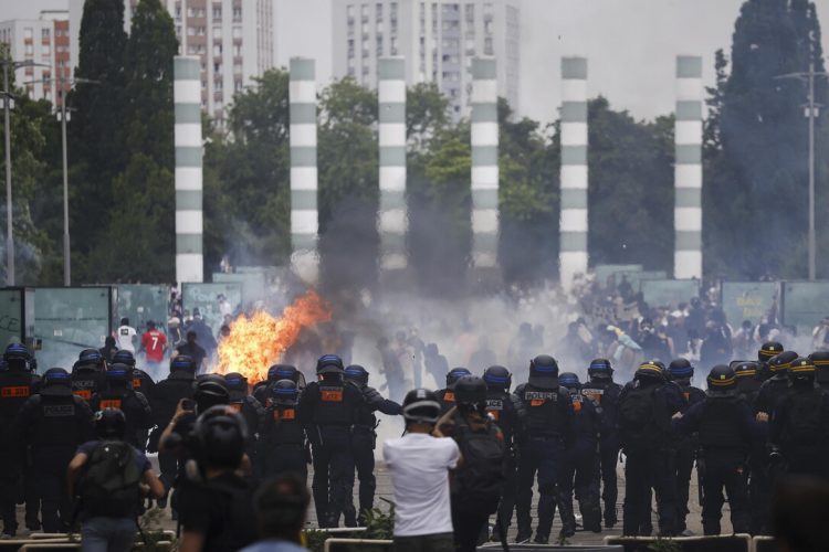 Tensionet në Francë, 667 persona të arrestuar në natën e tretë të përplasjeve