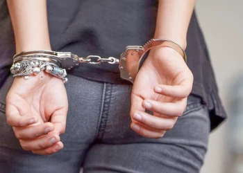 Shiste kanabis jashtë shkollave të Athinës, arrestohet 66-vjeçarja shqiptare