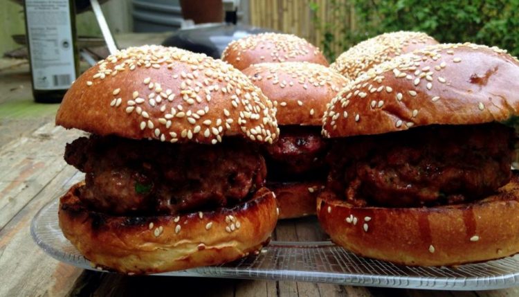 Si të bëni hamburger me mish qingji