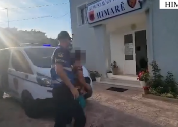 VIDEO/ Shiste kokainë në një tabakino, arrestohet i riu në Dhërmi