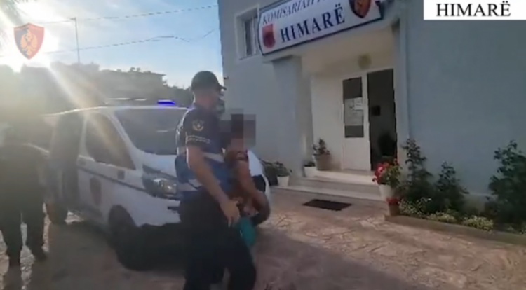 VIDEO/ Shiste kokainë në një tabakino, arrestohet i riu në Dhërmi