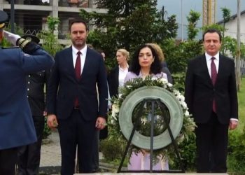 Krerët e Kosovës, homazhe te varri i ish-presidentit Rugova dhe Demaçit