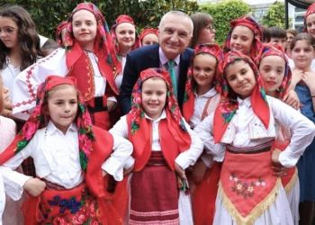 Meta uron fëmijët për 1 Qershorin: Duam një Shqipëri të bekuar…