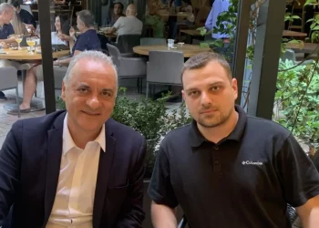 Mediat greke: Eurodeputeti Kefalogiannis shkon në Tiranë, vizitë Fredi Belerit në burg