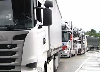 Bllokada me mallrat serbe në kufi, 20 kamionë presin në Jarinje