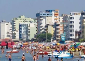 Shtrenjtohet paketa turistike në Durrës
