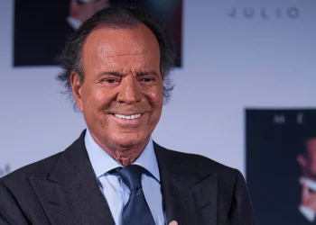 Julio Iglesias në një karrige me rrota, nuk i mban mend këngët e tij