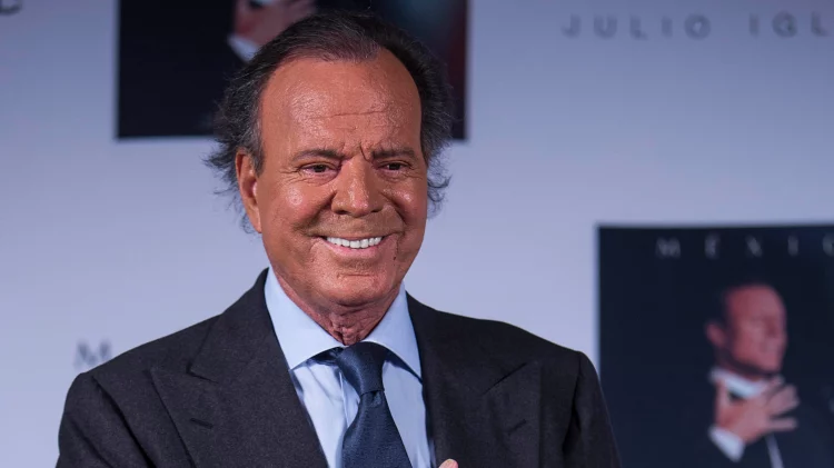 Julio Iglesias në një karrige me rrota, nuk i mban mend këngët e tij