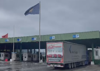 Me targa serbe, bllokohen në Morinë 10 kamionë/ Çfarë po ndodh