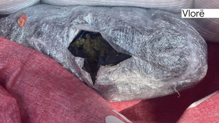 Kapen me kanabis në makinë, arrestohet çifti i të rinjve në Vlorë