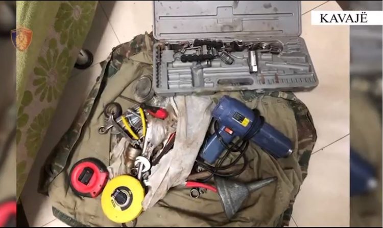 VIDEO/ Për tre muaj vodhën 7 banesa, arrestohen dy hajdutët