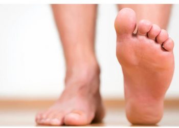 Si të trajtoni këmbët që djersiten