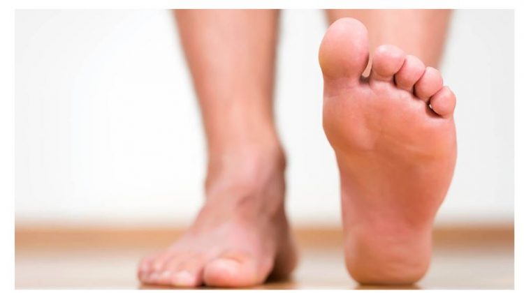 Si të trajtoni këmbët që djersiten