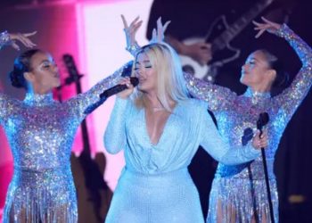 Pse fansat ju gjuajnë me celular këngëtareve?