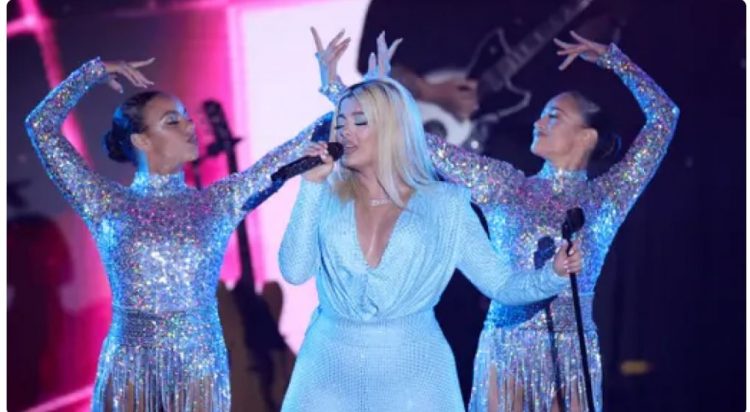 Pse fansat ju gjuajnë me celular këngëtareve?