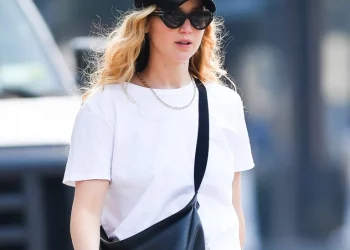 Këpucët e sheshta transparente janë trendi i ri i sezonit