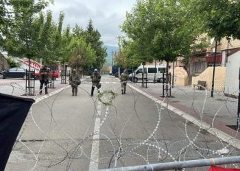 Qetësohet situata në veri, KFOR heq disa tela me gjemba në Zveçan