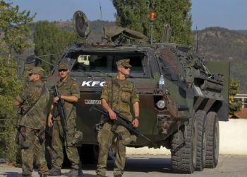 Protestat e serbëve në veri vazhdojnë, ndërkombëtarët rrisin presionin diplomatik mbi Kosovën