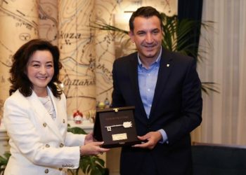 Nuk tha asnjë fjalë për zgjedhjet, Kim merr “Çelësin e Tiranës”