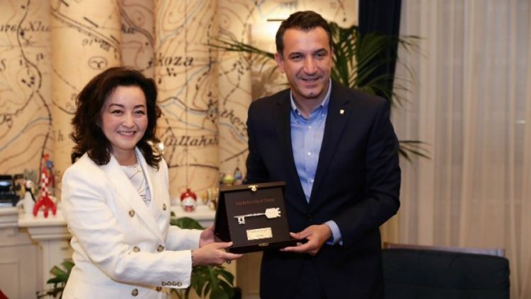 Nuk tha asnjë fjalë për zgjedhjet, Kim merr “Çelësin e Tiranës”