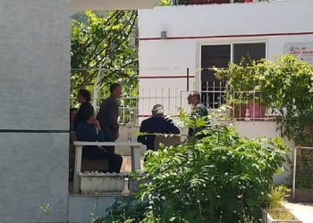 Mbyti nënën e tij me qese, dyshimet mbi shkakun e krimit të rëndë/ Pista ku po hetohet