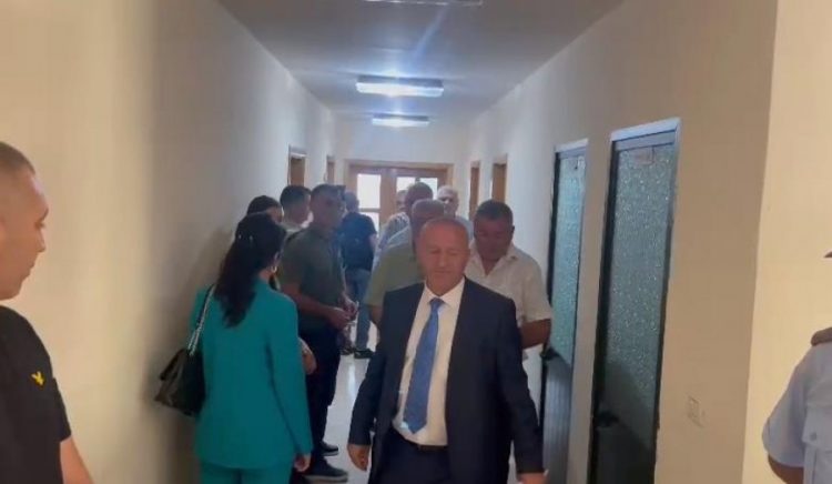 Konstituimi i këshillit bashkiak në Has, kryetarit dhe këshilltarëve u mbyllet dera