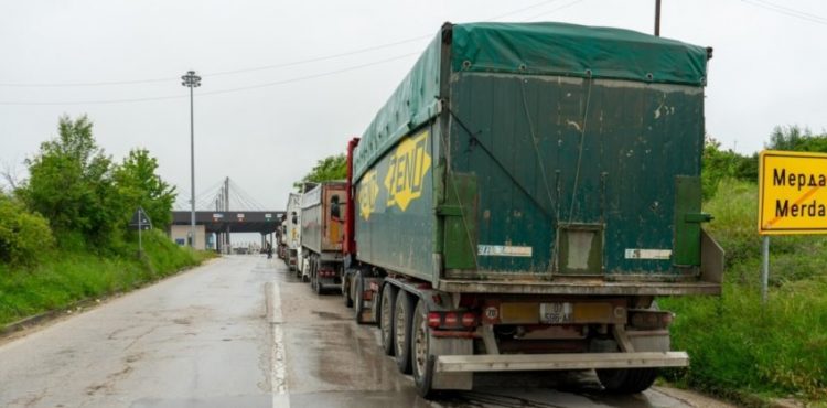 Vazhdojnë të bllokuara tri pika kufitare të Kosovës me Serbinë