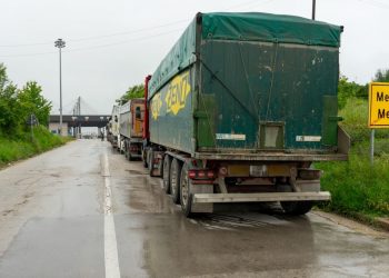 Kamionëve dhe autobusëve nga Kosova u pamundësohet lëvizja në Serbi