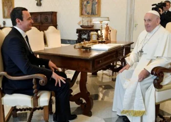 Albin Kurti pritet nga Papa Françesku, dalin fotot nga takimi