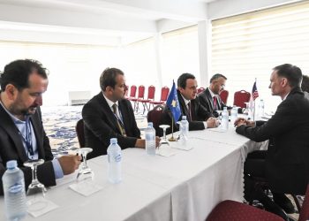 Ambasadori Carpenter kërkon lirimin pa kushte të tre policëve kosovarë