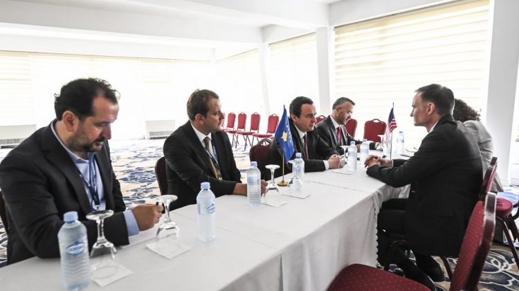 Ambasadori Carpenter kërkon lirimin pa kushte të tre policëve kosovarë