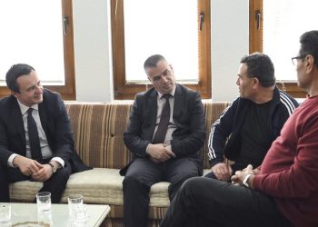 Kurti viziton familjet e tre policëve të rrëmbyer nga forcat serbe