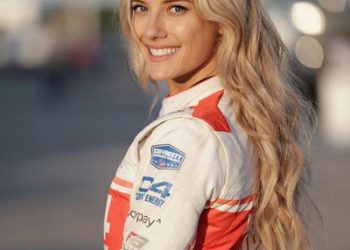 FOTO/ Shoferja seksi heq kostumin sportive, tregon format perfekte me bikini