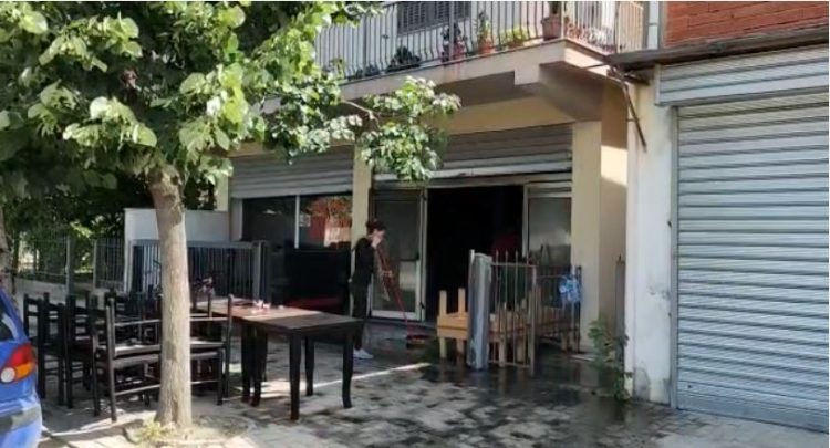 Përfshihet nga flakët një lokal në Spitallë të Durrësit