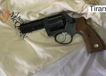 Lëndë narkotike dhe armë zjarri, arrestohet 25-vjeçarja në Tiranë