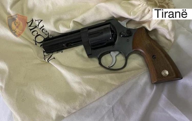 Lëndë narkotike dhe armë zjarri, arrestohet 25-vjeçarja në Tiranë