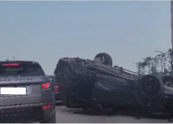 Aksident në Tiranë, makina përfundon përmbys në rrugë