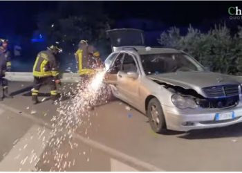 VIDEO/ Barriera anësore i çan makinën, shpëton mrekullisht shqiptari