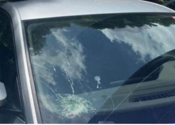 Serbët sulmojnë me gurë një makinë të Policisë në Zveçan