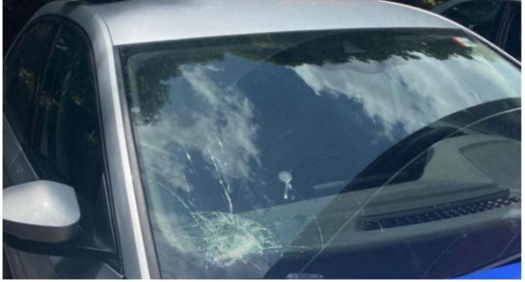 Serbët sulmojnë me gurë një makinë të Policisë në Zveçan