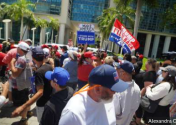 VIDEO/  “Ne duam Donald Trump”, mbështetësit e ish-Presidentit mblidhen para Gjykatës