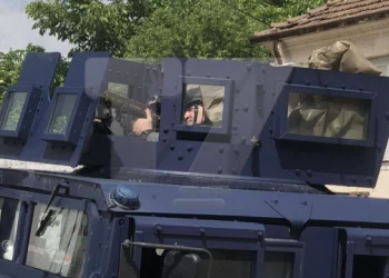 Kthehen tensionet në Mitrovicë, serbët sulmojnë me gurë Policinë e Kosovës