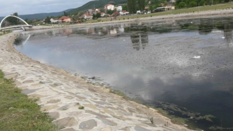 Gjendet trupi i pajetë i një gruaje në liqenin e Mitrovicës