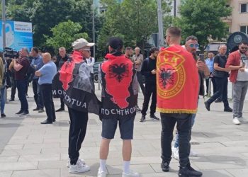 Në veri protestojnë serbët, në jug të Mitrovicës mblidhen shqiptarët